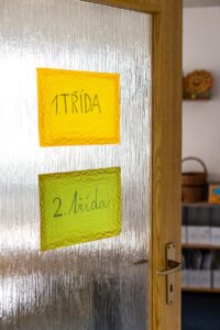 Dveře označení nápisem 1. třída a druhá třída